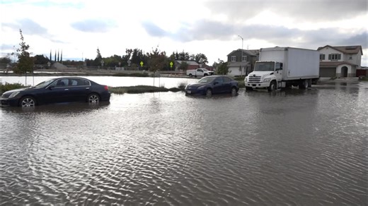 Heavy rain floods Yosemite Greens neighborhood in Manteca