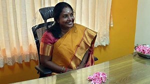 கோவை தெற்கு எம்எல்ஏ அலுவலகம் 'தன லாபம்' என சுவரில் எழுதி திறப்பு! பூரிப்புடன் சீட்டில் அமர்ந்த வானதி