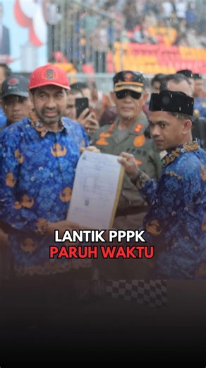 Muzakir on Instagram: "Di bawah guyuran hujan deras, saya secara resmi melantik dan menyerahkan Surat Keputusan (SK) kepada 5.486 Pegawai Pemerintah dengan Perjanjian Kerja (PPPK) paruh waktu di lingkungan Pemerintah Aceh di Stadion Harapan Bangsa, Banda Aceh, Kamis (29/1/2026). Selamat bekerja, semoga amanah dalam mengabdi. #mualem #gubernur #gubernuraceh #panglima #fyp"