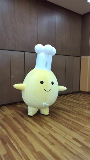 体を動かそうと思って、ヘディングに挑戦してみたよっ🐰✨でも…ほぼその場から動いてないことに気づいちゃった😂運動がちょっと苦手なインドア派さん！ボクのこのゆる〜いヘディングを見て、少しでもクスッと笑ってくれたら嬉しいなっ💛