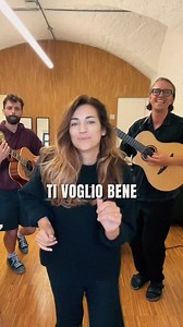 Ti voglio bene – Bedeutung und wie du es benutzt 🇮🇹❤️ Bedeutung: „Ich hab dich gern“ / „Ich hab dich lieb“ (nicht romantisch im leidenschaftlichen Sinn). Wann man es sagt: • Zu Familie (z. B. Eltern, Geschwister) • Zu engen Freunden • In Beziehungen, wenn es um tiefe Zuneigung geht (nicht nur Leidenschaft) Nicht verwechseln mit: „Ti amo“ – Wird für romantische Liebe gesagt (z. B. zwischen Partnern) Beispiele: • „Ti voglio bene, mamma.“ • „TVB, amica mia!“ • „Anche se sei lontano, ti voglio ben