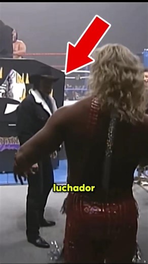 Chuck Norris ATTACKS a WRESTLER....👊 #wwe #luchalibre #wrestling