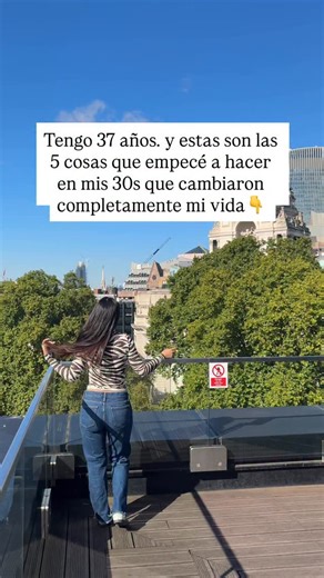 Andrea De La Flor Muente | Gana dinero online on Instagram: "1. Por fin me puse a mí primero. No al final. No “cuando ya todo esté hecho”. 2. Pasé gran parte de mi vida tratando de complacer a todos haciendo lo que “debía”, lo que se esperaba de mí. Si lo has vivido, lo entiendes. Pero en mis 30s algo hizo clic: solo tengo UNA vida. Y dejé de gastarla intentando que todos los demás estén bien. 3. Dejé de achicarme. Y empecé a pensar en grande como nunca antes. Sí, en mis 30s. Sobre todo en mis 3