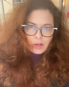 HAIR FAIL. #rain #rainyday #rainydays #hair #hairstyles #hairfordays #hairoftheday #hairofinstagram #hairfail 🌧🌨⛈ | Debra Messing