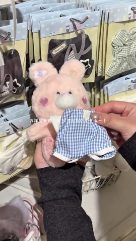 夏休みに行きたい 韓国トレンド体験ストア🎀 世界に1つだけのぬい作りや ワッペンデコ、キーリング作りなど 今人気の体験がぜーんぶ楽しめるお店🤍 店内も超かわいいしお手頃なアイテムが多いから 学生でも気軽に行けるのが嬉しい◎ コリアンタウンからすぐだし 予約なしで体験できるからみんなも行ってみて〜〜🍀 ┈┈┈┈┈┈┈┈┈┈┈┈┈┈ ⁡ ・THE ASOBOARD 桃谷店 @the_asoboard_osaka ・大阪府大阪市生野区桃谷3丁目4-12 ・11:00〜18:00（不定休） ・鶴橋駅より徒歩11分 ┈┈┈┈┈┈┈┈┈┈┈┈┈┈ #大阪旅行 #大阪観光 #コリアンタウン #鶴橋 pr