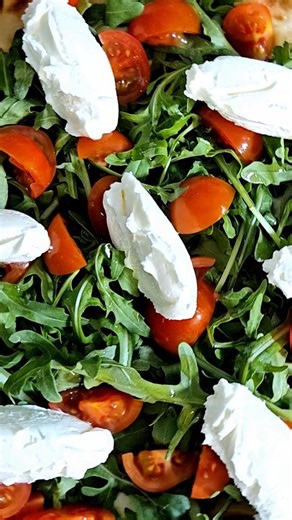 🍕 @chefgiuseppepinto creating a delicious new recipe cooked to perfection with the Alfa Moderno 3 Pizze oven: pizza with mozzarella, arugula, pachino and cream cheese. 🔥 This great classic of Italian cuisine is enhanced by the technical features of the Alfa Moderno 3 Pizze oven, which guarantees uniform cooking thanks to its advanced refractory top and rapid ability to reach high temperatures. 👨‍🍳 The oven's compact and functional design allows it to bake up to three pizzas simultaneously, m