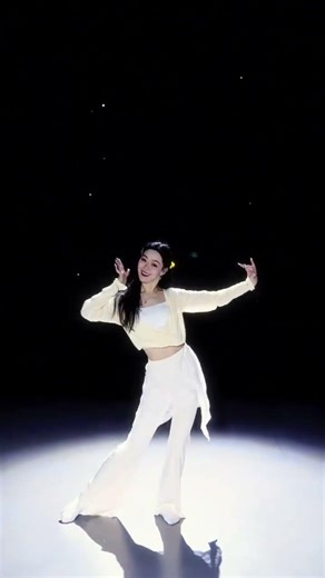 Spring March Dance: Xiaofangfang's Original TikTok Choreography