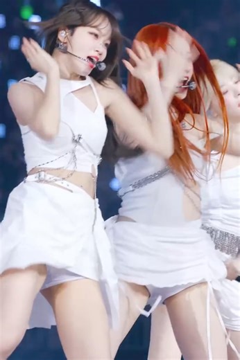 Yunjin & Chaewon cameltoe 🤤