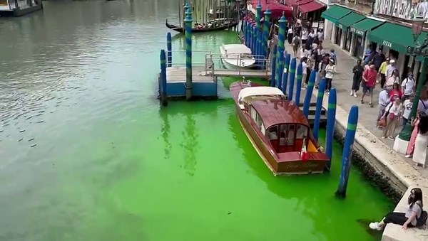 Venezia, svelato cosa ha colorato di verde Canal Grande: nessuna rivendicazione | FOTO e VIDEO