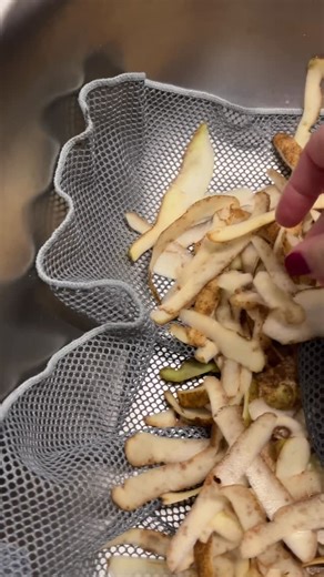 Raise your hand if potato peels end up EVERYWHERE when you’re cooking. ✋ 😂 Same, friend. Here’s my ridiculously easy potato-peeling hack you’ll want to save for later: Peel your potatoes over a mesh dish cloth, let all the peelings collect on the towel, then pick it up by the corners and plop the whole bundle straight into the trash. No mess. No clogged drain. No chasing stray peels around the counter. Absolute magic. 🥔✨ Little kitchen systems like this make cooking so much easier (and keep th