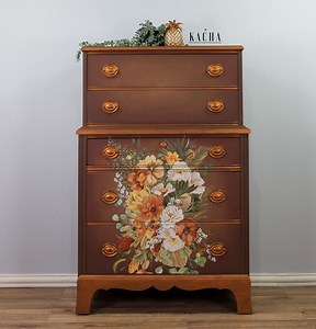 The perfect blend of fall colors: Annie Sloan Chalk Paint® in Honfleur, Emperor’s Silk, and Barcelona Orange. Kaćha Furniture blended these to perfection to create a bronze backdrop for one of her new fall floral transfers with @redesignwithprima. . . Annie Sloan Chalk Paint #anniesloan #chalkpaint #redesignwithprima #kacha #kachafurniture #kachatransfer | Annie Sloan US