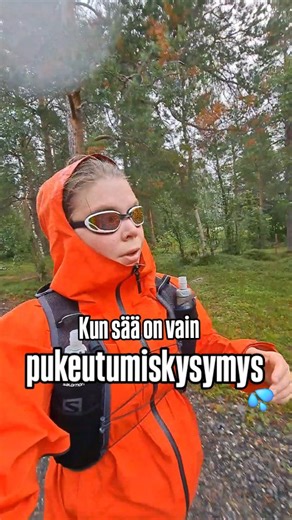 Syksy ja sateet lähestyvät, oletko valmis? Vinkki: uimalasit toimivat niin vesi- kuin lumisateessakin. 😉 Nyt on hyvä hetki käsitellä kuoritakit syksyn seikkailuja varten! Lähdetkö sinä ulos kelillä kuin kelillä? #luontoliikunta #retkipaikka #luontohyvinvointi | Retkipaikka