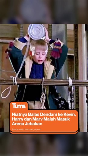 anTums, kalau gagal sekali mungkin apes. Kalau balik lagi dan tetap kalah sama bocil, mungkin memang waktunya evaluasi karier. Harry dan Marv kembali mengejar Kevin di Home Alone 2: Lost in New York, tapi Kevin sudah menyiapkan rumah kosong penuh jebakan. Kaleng cat, tangga, sampai pipa besar berubah jadi senjata slapstick yang bikin rencana balas dendam mereka berantakan. Kevin bahkan belum cukup umur buat bikin SIM, tapi dua maling dewasa ini berkali-kali dibuat tidak berkutik. Kalau anTums ja