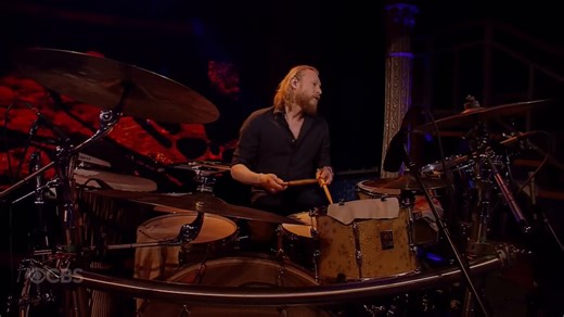 Still has that voice at 77 years old