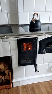 ✨ Kuchnia Eko Plus z certyfikowanym paleniskiem – serce domu, które daje ciepło, styl i realne bezpieczeństwo energetyczne. Nowoczesne ceramiczne przeszklenie pozwala cieszyć się widokiem ognia, a zaawansowana konstrukcja sprawia, że ciepło rozchodzi się równomiernie po całej zabudowie – nagrzewa się nawet cokół. To więcej niż kuchnia. To przemyślane źródło energii, komfortu i niezależności. 🔥 Maksymalna wydajność 🛡 Certyfikowane palenisko 🌱 Ekologiczne rozwiązania 🏡 Ciepło, które naprawdę c