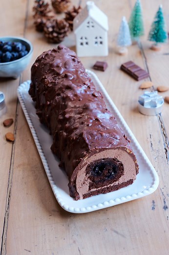 Christelle Il était une fois la pâtisserie et @‌marinevignes vous montrent comment réaliser une bûche de Noël au chocolat et myrtilles, ultra simple et rapide. Grâce au robot pâtissier Bosch Série 6, la magie des fêtes devient un jeu d’enfant ! 🪵🎄 Ingrédients : Biscuits cacao : 2 jaunes d’oeufs 2 œufs entiers 30 g 30 g de sucre en poudre 3 blancs d’oeufs 25 g de farine 25 g de cacao en poudre non sucré Compotée de myrtille : 250 g de myrtilles fraîches ou congelées 50 g de sucre en poudre 4 g 