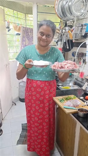 Divya win kitchen on Instagram: "Mamanar & Husband mattum veg but enaku non veg🍁 Mutton kulambu📍 New mom busy Routine #instagram #muttongravy #reelkarofeelkaro #reelitfeelit #minivlog"