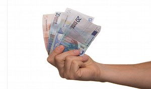 EL - Έκτακτο επίδομα: Ποιοι το δικαιούνται και πότε θα το λάβουν (vid)