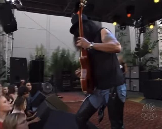 Slash World on Instagram: "‘Slither’ Slash Solo Velvet Revolver (Live 2004) 🤘🎩🌎 #slash #velvetrevolver #swareels"