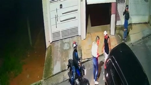 Motorcycle crashes into car entering garage in Ferraz de Vasconcelos, Brazil