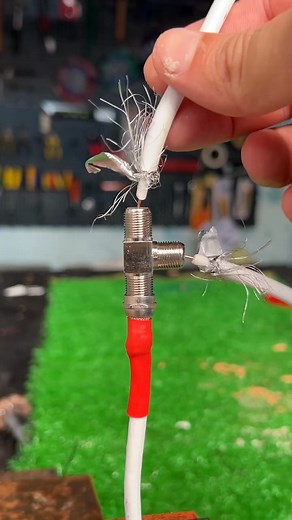 A forma correta de ligar 3 cabos de antena em um conector #diy #eletronica #tips | SuperProduçōes