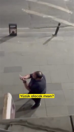 816K views · 6.4K reactions | Silaha değil, insana sarıldı… İstanbul Sultangazi'de zihinsel engelli olduğu öğrenilen bir kişi, kadın polisin 'sarılma sözü' üzerine elindeki bıçağı yere atıp memura sarıldı. | TRT Haber | Facebook