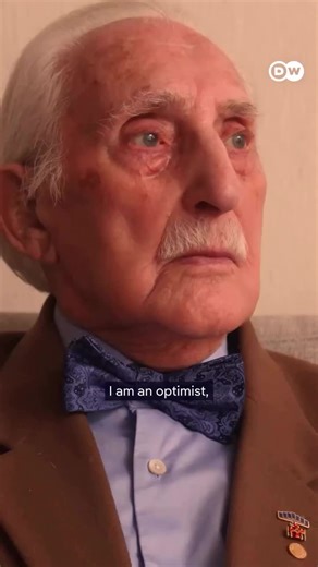 100-year-old Leon Weintraub survived Auschwitz death-camp. He vividly recalls the hunger and the smell of burning corpses. Weintraub was deported to the extermination camp when he was 18 with his mother and sisters. Today, he still tirelessly works to ensure that the Holocaust is never forgotten. Read more on Leon Weintraub via the link in bio. #dwhistoryandculture