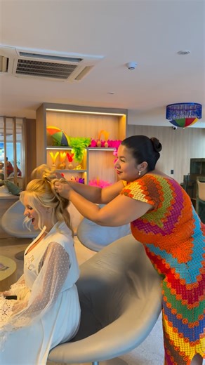 Paula Lucena / curso de penteados on Instagram: "Eu te ensino a pentear com segurança. Não é só spray que faz a durabilidade do seu penteado,é a técnica correta desde a preparação. Esses foram alguns penteados que ensinei em meu master Class de Maceió Alagoas."