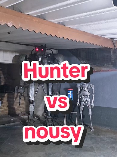 Respondendo a @samiamahan0 HUNTER VS NOUSY O Nose até enxerga bem e se move em silêncio… mas o Hunter possui visão noturna avançada — ele detecta até o menor movimento na escuridão absoluta. O Nose pode ter garras resistentes… mas as garras do Hunter não são só fortes — elas atravessam qualquer blindagem como se fosse papel. O Nose é rápido, sem dúvida… mas velocidade não derruba um monstro de meia tonelada. O Hunter compensa com força bruta esmagadora, impacto de duas toneladas e precisão letal