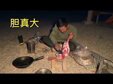 骑行新疆穿越大海道无人区，道路崎岖没信号，晚上生火炖羊腿吃