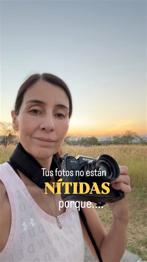 ⚡ Primero la velocidad de obturación ¿Fotos borrosas? Lo primero que reviso es la velocidad de obturación, especialmente si disparo a mano. Regla general: tu velocidad debe ser al menos el inverso de la distancia focal del lente. ¿Usas un lente de 50 mm? Dispara a 1/50, pero de preferencia el doble: 1/100. 🔍 Deja de disparar siempre con la apertura más abierta Sí, f/1.4 se ve increíble… hasta que fallas el enfoque por 2 cm. A menos que necesite desenfoque o esté en poca luz, cierro el diafragma