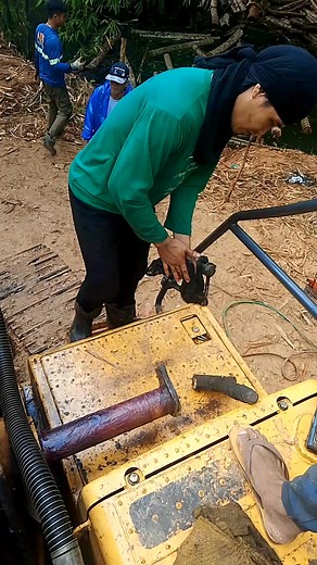 38K views · 173 reactions | Install boom base pin, #excavator #mechaniclife | Carlo P. Sibugan | Facebook