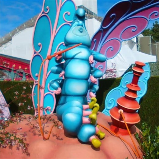 AUTOMATE DISNEYLAND PARIS "ALICE'S CURIOUS LABYRINTH" LA CHENILLE QUI FUME