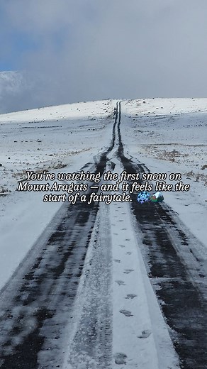 ❄️ The first snow has kissed Mount Aragats! 🏔✨ Winter has arrived in Armenia — calm, white, and full of magic. Are you ready for snowy adventures? ☃️🇦🇲 ❄️ Первый снег поцеловал гору Арагац! 🏔✨ Зима пришла в Армению — спокойная, белоснежная и полная волшебства. Готовы к снежным приключениям? ☃️🇦🇲 ❄️ Առաջին ձյունը համբուրեց Արագած լեռը։ 🏔✨ Ձմեռը հասել է Հայաստան՝ խաղաղ, սպիտակ ու կախարդական։ Պատրա՞ստ ես ձմեռային արկածներին։ ☃️🇦🇲 #Aragats #Armenia #FirstSnow #WinterInArmenia #SnowVibes #Tr