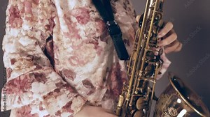 アルトサックス　サキソフォン　演奏　日本人女性　チルト　アップ　無音 Alto saxophone ,Saxophonist ,Paying ,Japanese Female, Woman, Close-up, Tilt, Silent, No Sound Stock Video