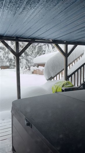 Juneau, Alaska — Winter Conditions Update ❄️ Significant snowfall has led to substantial snow accumulation across the area. Dense, heavy snow is loading elevated surfaces and structures, creating increased stress and potential safety concerns. Residents should monitor snow load on decks, railings, and roofs, and use caution around overburdened structures. This is a clear example of how persistent winter systems in Southeast Alaska can produce impactful conditions in a short time. #JuneauAlaska #