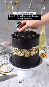 Cake Topper aus Schokolade 😊🍫 An Tag 4 der Silvester-Reihe zeige ich euch, wie ihr euren passenden Cake Topper (natürlich für 2026 🤪) für eure Torte ganz einfach selber machen könnt. Ihr braucht nur Schokolade, einen Spritzbeutel, etwas Backpapier und eine Vorlage nach euren Vorstellungen. So könnt ihr Zahlen oder Namen ganz einfach nachzeichnen und einen schokoladigen Topper herstellen. 😊 Das Rezept zu der Torte findet ihr auf menem Blog: https://katharinascakes.de/anlaesse/silvester/schwar
