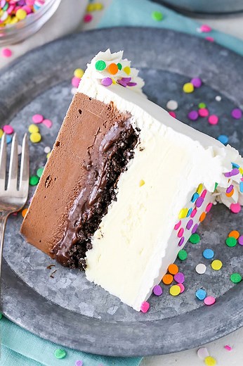 This Copycat Dairy Queen Ice Cream Cake has layers of chocolate and vanilla ice cream around the iconic layer of chocolate crunchies and chocolate fudge. It is so easy to make and tastes just like the real thing! #DQicecreamcake #DairyQueenIceCreamCake #copycatrecipe #icecreamcake #lifeloveandsugar #lifeloveandsugarrecipe | Life, Love and Sugar