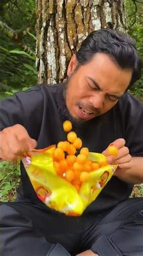 Survival skills 😍Don't let your snacks scatter #camping #snacks #lifehacks #outdoors