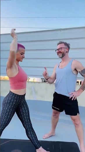 How To Do Utthita Trikonasana B / Extended Triangle Pose