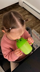 Helping make toddler mealtimes fun & easy, one tip at a time 🍼💖 Handles: #CoComelonCanHelp @thefirstyearsbrand @thefeedingcompany | CoComelon