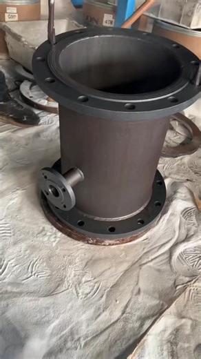 Lined plastic tees combine the high strength, high pressure resistance and impact resistance of metal substrates with the corrosion resistance, acid and alkali resistance, non-scaling property and low fluid resistance of plastic linings, solving the problems of easy rusting and short service life of pure metal tees while avoiding the defects of poor pressure resistance and high temperature resistance of pure plastic tees; they are easy to install and compatible with existing pipeline systems, re