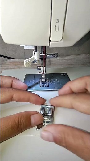 How to change the sewing machine foot on the Singer Brilliance 6180 #sewingtutorial #sewinghome