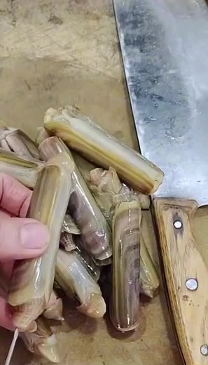 Limpiando navajas… sabías cómo ? #cocina #cocinando #chef #marisco