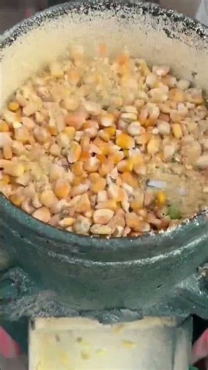 Majs knuses og formes til små piller #majs #foder #maskine