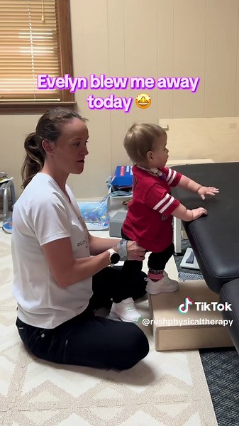 She made ascending and descending steps look easy 👏🏼 #pediatricpt #pedspt #pediatricphysicaltherapy