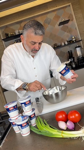 207K views · 1K reactions | 劉讀 Transformă-ți micul dejun sau brunch-ul cu această rețetă delicioasă: Vafe cu ouă poșate, somon fumé și spanac, toate îmbogățite cu cremoasa smântână Müller cu 24% grăsime. Descoperă savoarea autentică și textura perfectă, făcând din fiecare masă o experiență unică. Pentru rețeta completă și mai multe delicii culinare, poți intra pe profilul de Instagram Joseph Hadad. Poftă bună!  | Müller Romania | Facebook