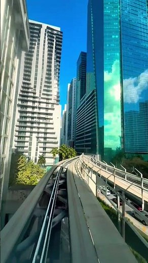 Miami, train aérien gratuit qui traverse le cœur de la ville 🚆🌴 #miami #florida #travel #vacation