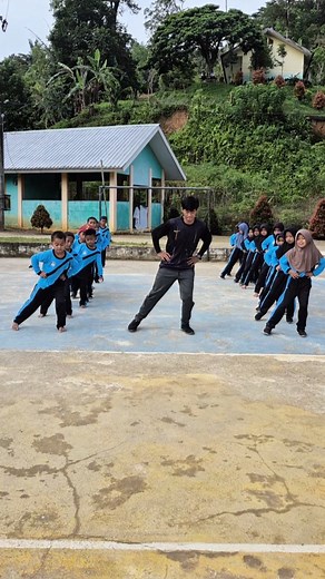 Gerak sederhana senam irama SD untuk kelas 1, 2 dan 3 #pendidikan #gurupjok #guruolahraga #guru #gurumuda #gurupjok #senamirama #permainanpjok #senamiramapjok #gurugaul #pjok #gurukontenkreator #olahraga #lewatberanda | Halid Putra Palia