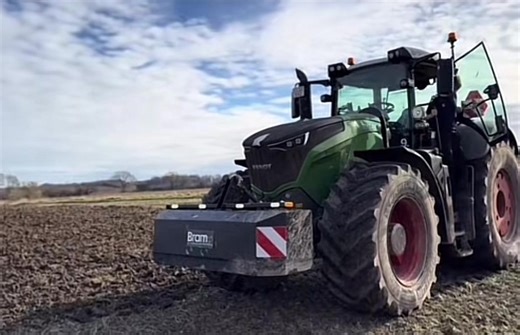 Experience the Power of the Fendt 1050 Tractor